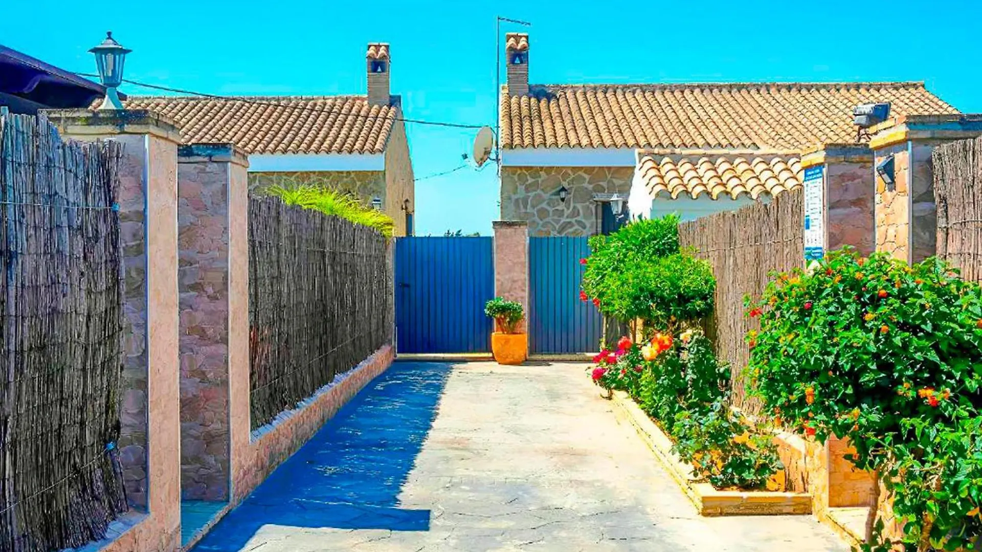 Chalet Con Piscina Compartida Y Jardin Privado Cadiz Spain