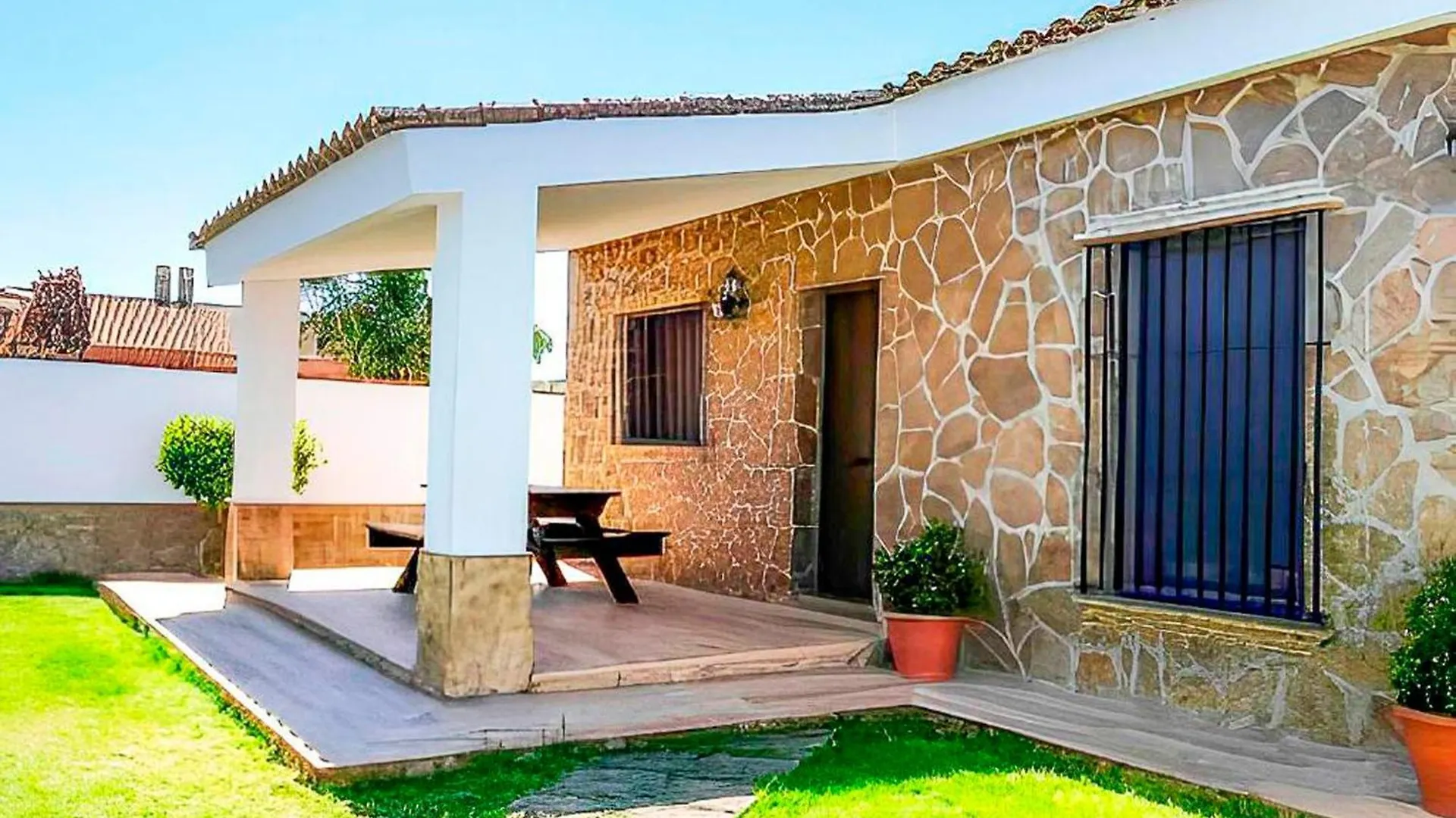 Chalet Con Piscina Compartida Y Jardin Privado Cadiz